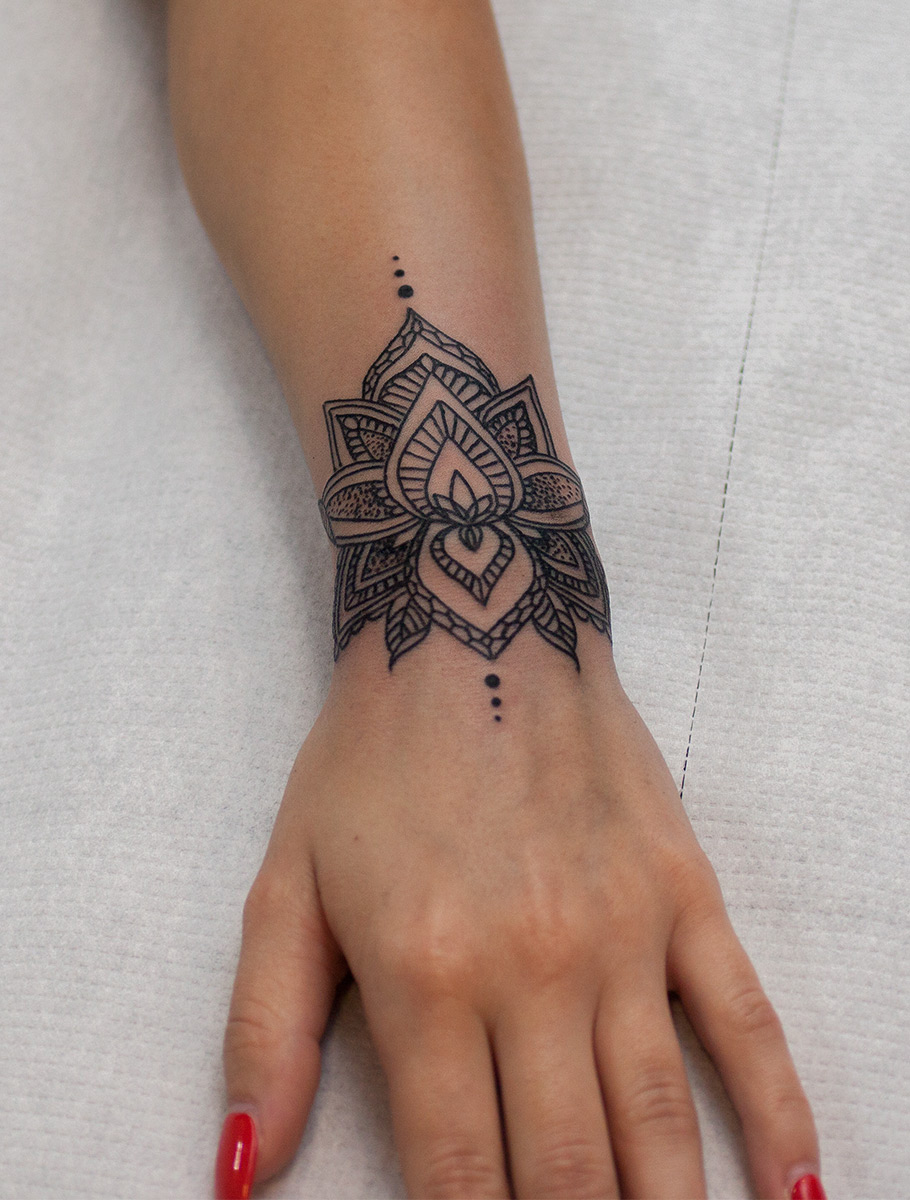 Kobiece wzory tatuaży - The White Rabbit tattoo